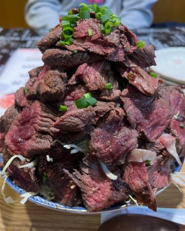 『食匠なる花』肉好きにはたまらない！？群馬県前橋市の爆盛りハラミ丼を食す！　